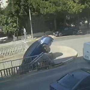 Pendikte otomobil dereye düştü; kaza kamerada