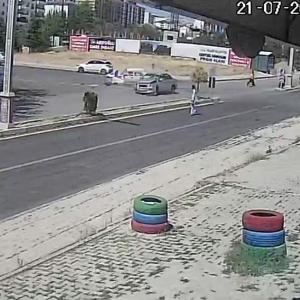 Elazığ’da 3 kişinin yaralandığı kaza kamerada