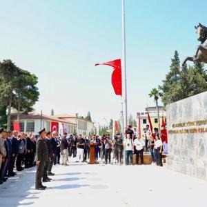 Hatay’ın anavatana katılışının yıldönümünde Atatürk Anıtına çelenk sunuldu