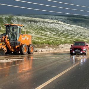 Ardahan-Göle yolu dolu nedeniyle geçici süre ulaşıma kapandı