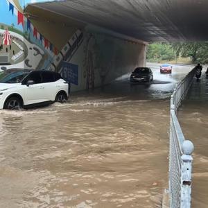 Kocaelide sağanak; alt geçit suyla doldu