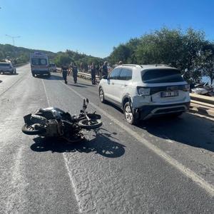 Motosiklet otomobile çarptı: 2 yaralı