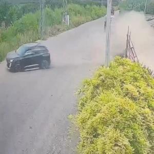 Traktör ile çarpışan cip şarampole yuvarlandı: 4 yaralı