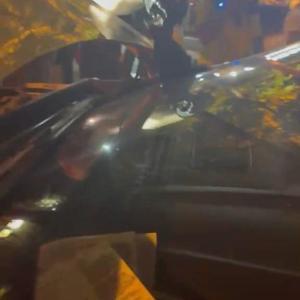 Trafik polisi aracına sıkışan kedi, çekiciyle kurtarıldı