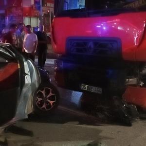 Samsunda kamyon, otomobile çarptı: 3 yaralı