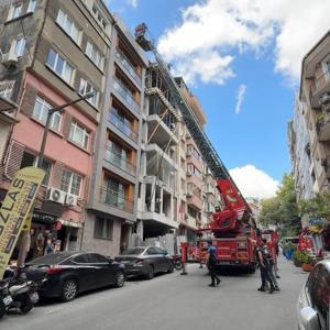 Beyoğlunda çatıya çıplak çıkan turisti görenler itfaiyeyi aradı: Dolaşmaya geldim