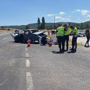 Kütahyada 2 otomobil çarpıştı; 1 ölü, 1i çocuk 4 yaralı