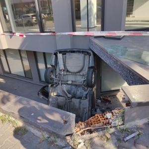 Bakırköyde otomobil apartman boşluğuna düştü: 2 yaralı