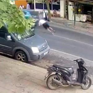 Otomobilin çarptığı yaya metrelerce savruldu; o anlar kamerada