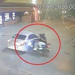 Eskişehir’de motosiklet otomobile çarptı; kaza kamerada