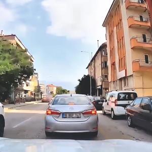 Otomobilden yola çöp atanlar araç içi kamerasına yansıdı; sürücüye ceza kesildi