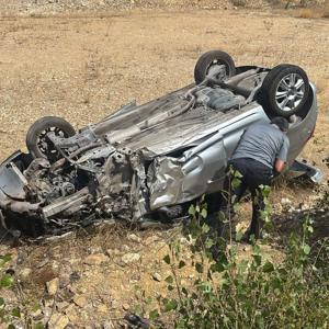 Karşı yöne geçen otomobil, kamyona çarpıştı: 4 yaralı
