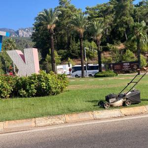 Kemer’de parklarda çim biçme çalışmaları
