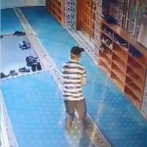 Sultangazide camilerden ayakkabı çalan şüpheli kamerada