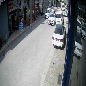 Minibüsün camını kırıp, para ve altınları çalan kar maskeli şüpheliler kamerada