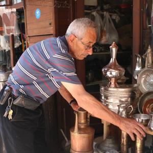 58 yıllık kalay ustası mesleğini yaşatmaya çalışıyor