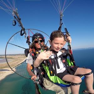 6 yaşındaki Miraç ve Yaman’ın, Saros Körfezi’nde paramotorla uçuş heyecanı