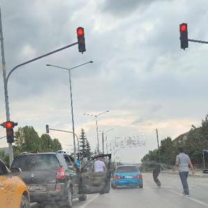 Trafikte tartıştığı kişilerin saldırısına uğrayacağını öne süren sürücü aracıyla kaçtı