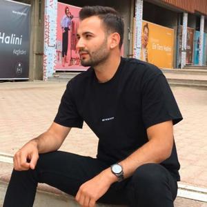 Aydında kırmızı ışıkta geçip, otomobile çarpan motosikletli, hayatını kaybetti