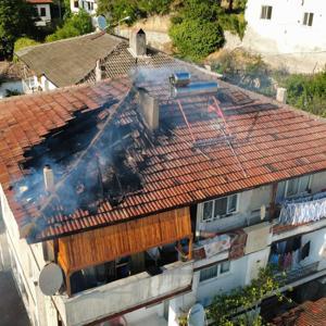 Binanın çatısında çıkan yangın söndürüldü