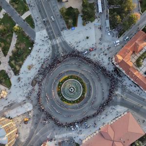 Sivasta kent meydanında 1058 kadın aynı anda halay çekti