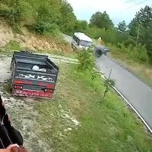 Otomobil ile işçi servisinin çarpıştığı kaza kamerada: 4 yaralı