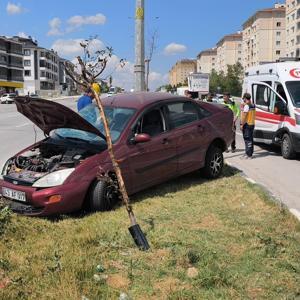 Kütahyada otomobilin kaldırıma çarptığı kazada 2 kişi yaralandı