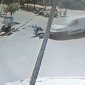 Hafif ticari araçla çarpışan motosikletteki 3 kişi yaralandı; kaza kamerada