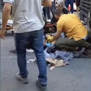 Küçükçekmecede hafriyat kamyonunun çarptığı yaya ağır yaralandı