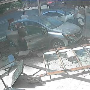 Çarpışan otomobillerden biri fırına girdi