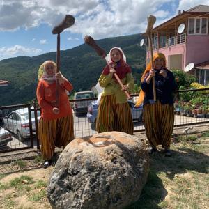 İmece usulü dibek taşında buğdayları dövdüler