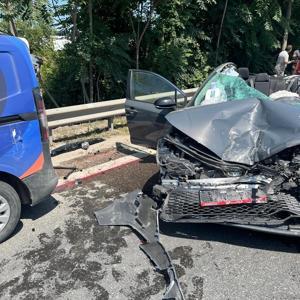 Arızalanan minibüs ve çekiciye çarpan otomobilin sürücüsü uzman onbaşı öldü