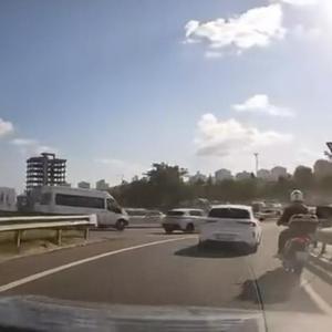 Küçükçekmecede hafif ticari aracın motosiklete çarptığı kaza kamerada: 3 yaralı