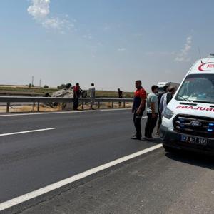 Takla atıp su tahliye kanalına devrilen otomobilin sürücüsü yaralandı
