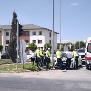 Kütahya’da motosikletli kırmızı ışıkta bekleyen otomobile çarptı
