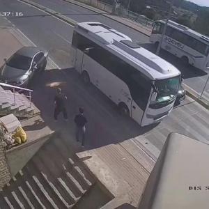 2 kişinin ezilmekten son anda kurtulduğu kaza kamerada