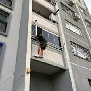 Uyuşturucu satıcısı balkondan sarkarken yakalandı