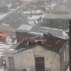 Çıldır’da şiddetli dolu ve fırtına: 20’den fazla evin çatısı uçtu