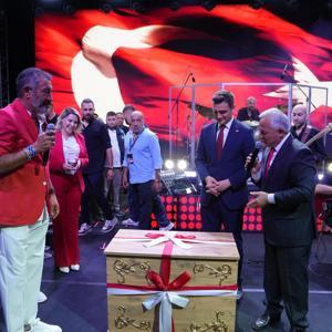 Şarkıcı Hakan Altun’a sahnede ‘çeyiz sandığı’ hediye edildi