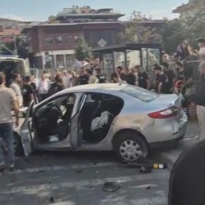Güngörende kaldırıma çıkan otomobil durakta bekleyen yayalara çarptı: 2si ağır 4 yaralı