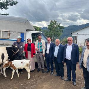 Orduda selde hayvanlarını kaybeden Halil Güney’e muhtarlardan destek