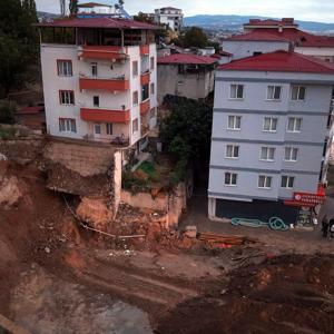 Kahramanmaraş’ta temel kazısında toprak kaydı, 2 bina boşaltıldı