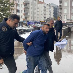 Bayrağı çöpe attı ‘vatan hainleri’ diye paylaşım yaptı