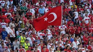 AY-YILDIZLI BAYRAĞIMIZ TRİBÜNLERDE