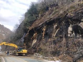 Rize’de heyelan: Düşen kayalar yolu kapattı