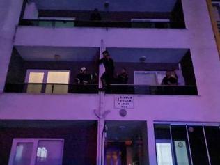 Genç kız baygınlık geçirince, eve balkondan girildi