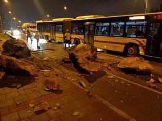 İzmirde yamaçtan düşen kaya parçaları yolu kapattı