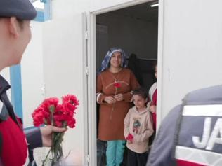 Kadın jandarmalar afetzedelere karanfil dağıttı