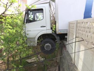 Freni tutmayan kamyon bahçeye daldı