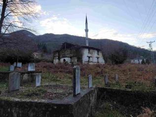600 yıllık tarihi cami, defineciler tarafından talan edildi